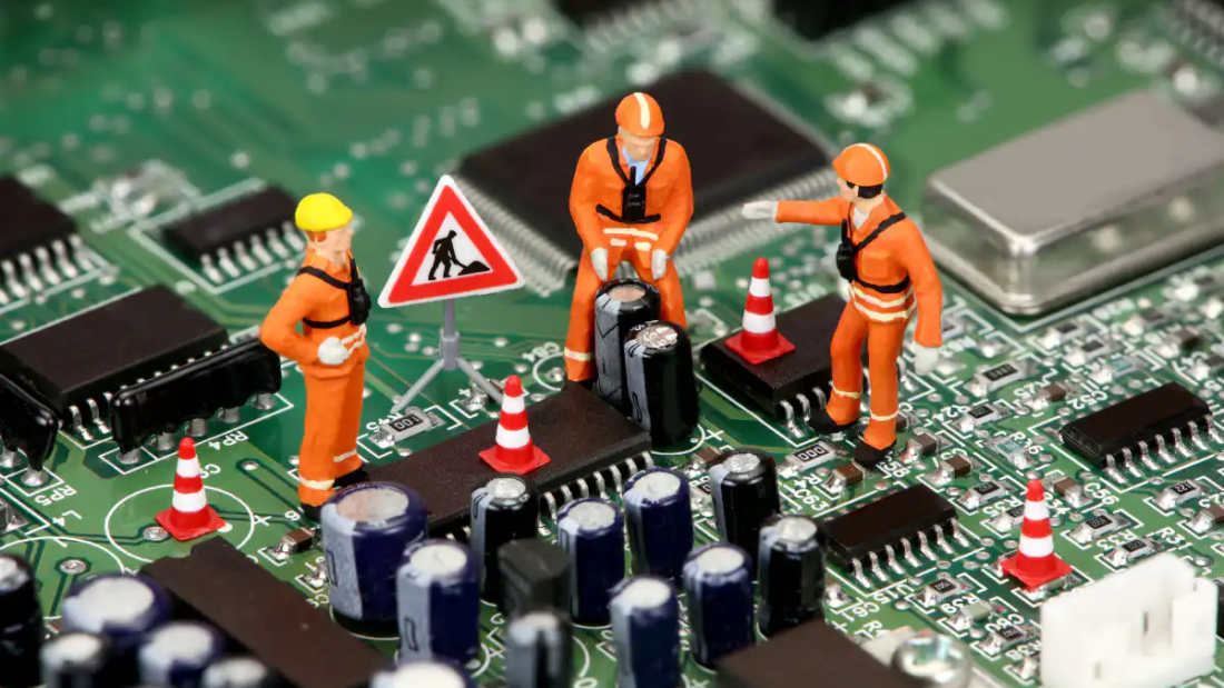 WordPress Wartung in Form von Baustellen-Männchen die auf einem Computerchip stehen und Wartungsarbeiten vornehmen