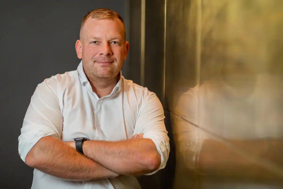 Michael Schifflhuber, Inhaber von screenfire webservices im weißen Hemd mit verschränkten Armen, Business-Foto